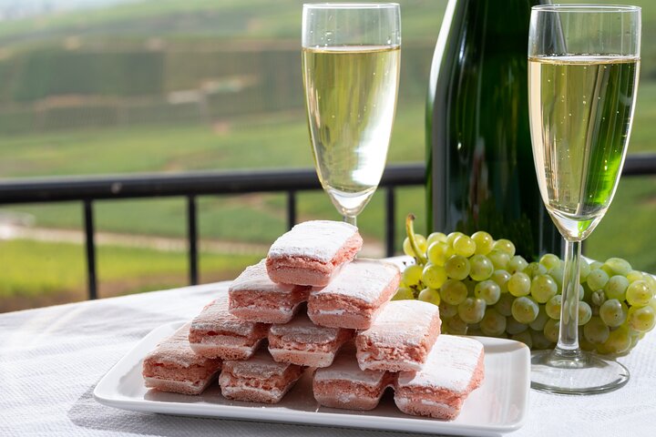 Photo — biscuits roses de Reims et champagne